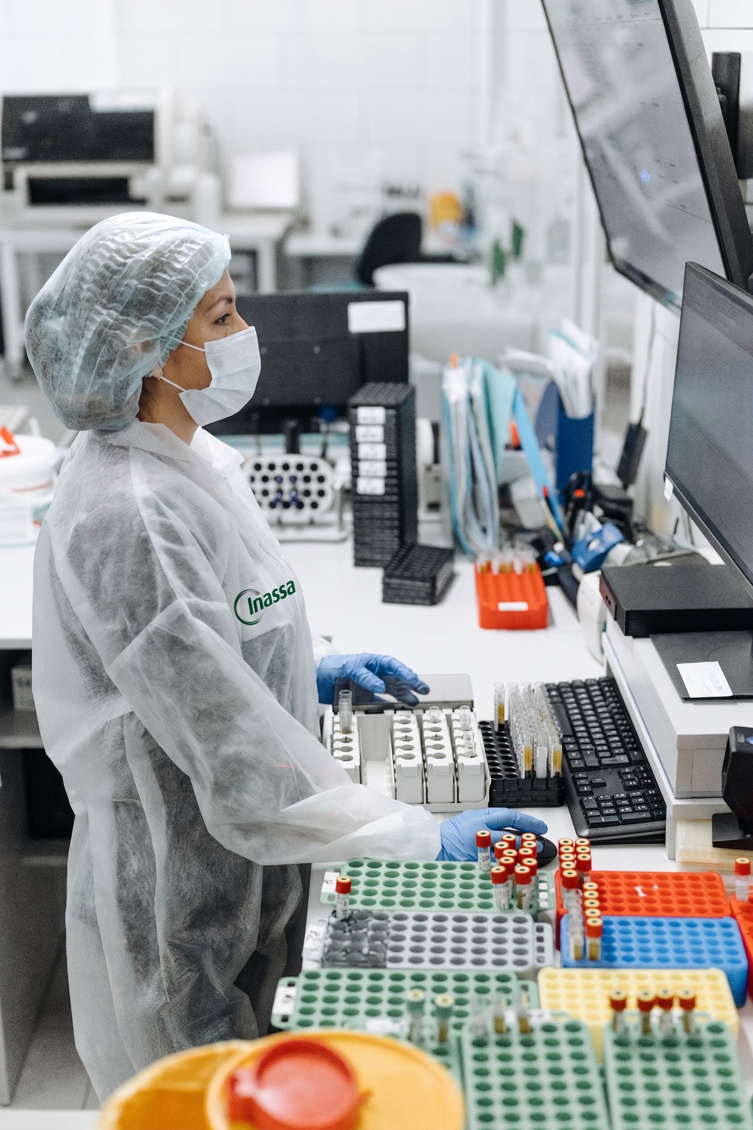 Técnico de INASSA analizando muestras en laboratorio